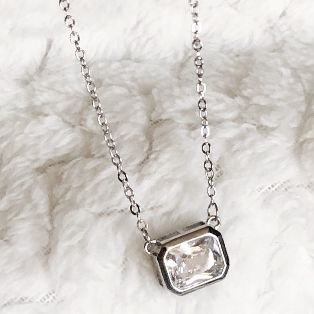 Elegant Silver Necklace with Clear Gemstone